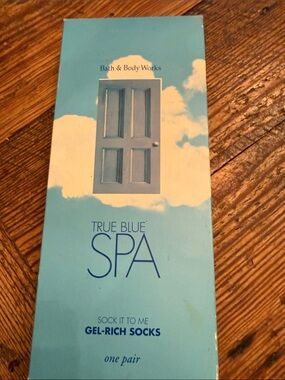 Bath & Body Works True Blue Spa Gel-Rich Socks - Aqua Blue Packaging